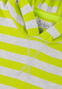 Grüne und graue gestreifte Kapuzenjacke mit V-Ausschnitt, ausgestattet mit kontrastierenden Nähten und einer strukturierten Baumwollmischung. Das Etikett zeigt Größe 104 an.