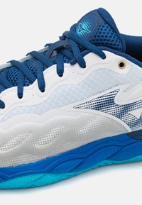 Mizuno WAVE ENFORCE COURT - Teniški copati za različne podlage - white/estate blue/river blue