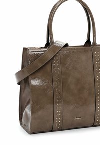 Brun syntetisk håndtaske med en blank finish, prydet med nitte-detaljer på siderne, to øverste håndtag og en aftagelig skulderrem.