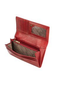 Portafoglio in pelle rossa con finitura testurizzata, diverse fessure per carte, un compartimento con zip e chiusura a pulsante. L'interno presenta una fodera decorata.