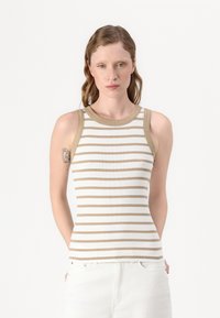 Rutet tank top i hvit med beige horisontale striper. Har en ribbet tekstur og kontrasterende beige utringning og ermehull.