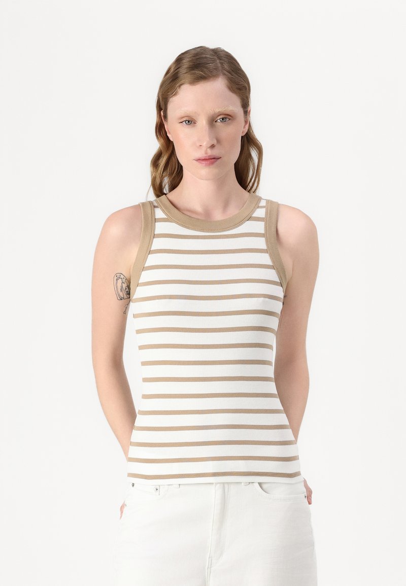 Rutet tank top i hvit med beige horisontale striper. Har en ribbet tekstur og kontrasterende beige utringning og ermehull.