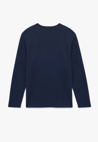Camisa de manga larga en azul marino, hecha de algodón suave, con un escote redondo y un diseño sencillo sin adornos ni patrones.