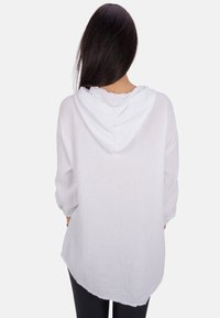 Weißes Kapuzenshirt aus strukturiertem Stoff, mit lässiger Passform, dreiviertelärmeln und abgerundetem Saum. Sauberes, minimalistisches Design.