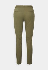 Pantaloni aderenti verde oliva con una texture liscia, due tasche posteriori e un accento intrecciato dorato in vita.