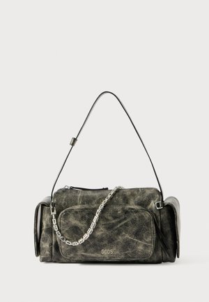 Borsa a tracolla nera in ecopelle con tracolla a catena, forma strutturata, tasca frontale con zip e finitura testurizzata discreta. Logo visibile sul davanti.