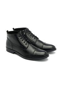 Czarne skórzane botki za kostkę z sznurowaniem, gładką teksturą, okrągłym noskiem i niewielkim obcasem. Posiadają zamek błyskawiczny z boku, co ułatwia zakładanie.
