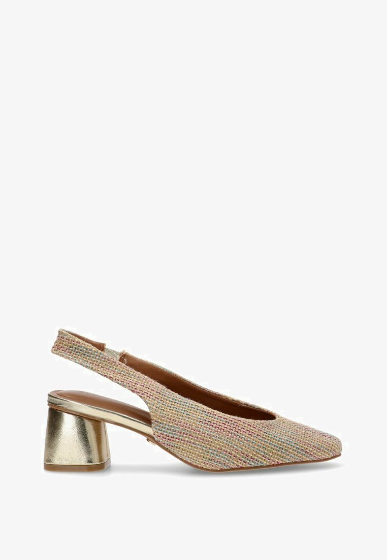 Zapato de tacón tipo slingback con punta cuadrada, tejido multicolor trenzado y tacón cuadrado dorado metálico. Presenta una parte superior texturizada y un talón abierto.