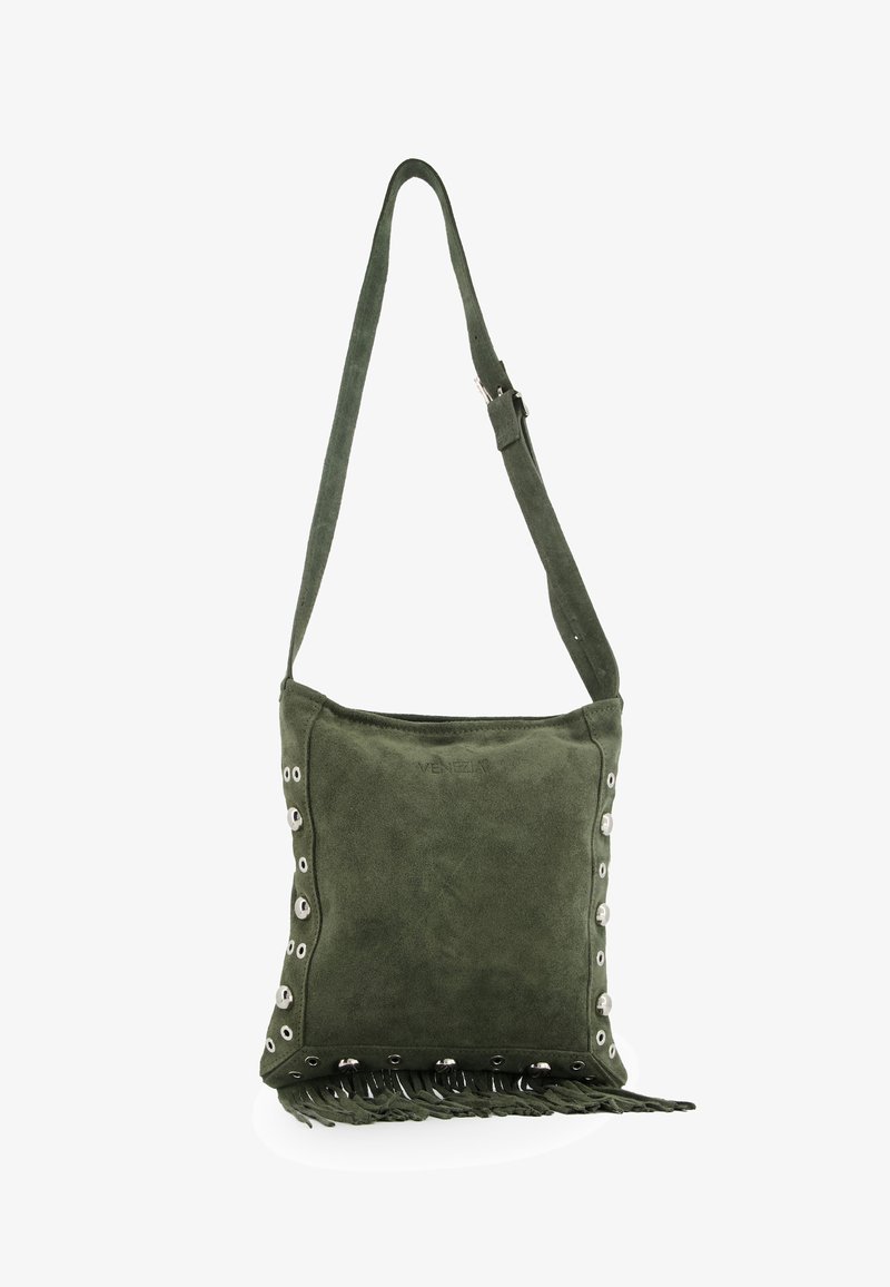 Oliven grøn ruskinds crossover taske med justerbar skulderrem, der har sølvøjer og frynse detaljer langs bunden. Glat tekstur.
