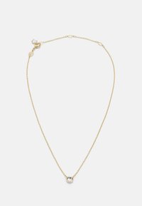Collier en or avec un pendentif rond et une pierre claire. La chaîne présente un design délicat et torsadé, ainsi qu'un fermoir en mousqueton sécurisé.