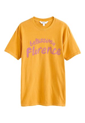 T-shirt en coton jaune à manches courtes, avec un texte rose indiquant « bellissima Florence » en arc de cercle sur le devant.