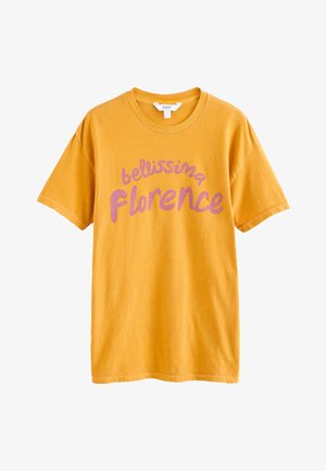 Kollane lühikeste varrukatega puuvillane T-särk, millel roosa tekst "bellissima Florence" kõveras kujunduses esiküljel.