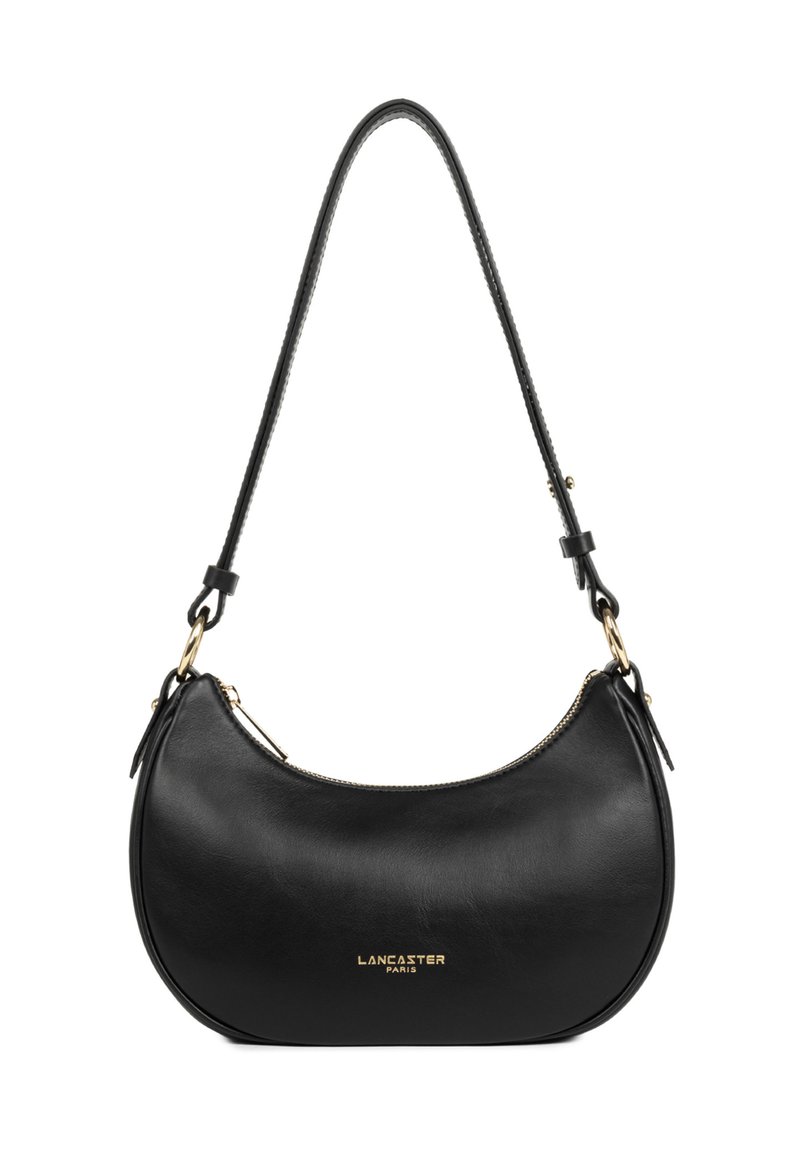 Borsa a mano in pelle nera con forma curvata, caratterizzata da un logo dorato, chiusura con zip e una lunga tracolla intrecciata.