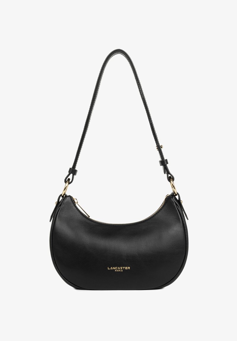 Schwarze Lederhandtasche mit einer geschwungenen Form, ausgestattet mit einem goldenen Logo, einem Reißverschluss und einem langen, geflochtenen Schulterriemen.