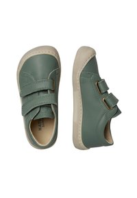 Zelené kožené boty s dvojitými nastavovacími popruhy na suchý zip, béžovými gumovými podrážkami, zaoblenou špičkou a kontrastním šitím.