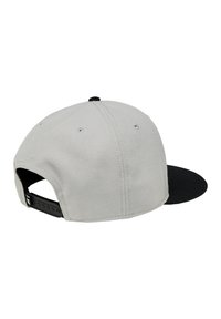 Cappello grigio con visiera nera, realizzato in tessuto. Presenta una tracolla regolabile in plastica sul retro e fori di ventilazione.