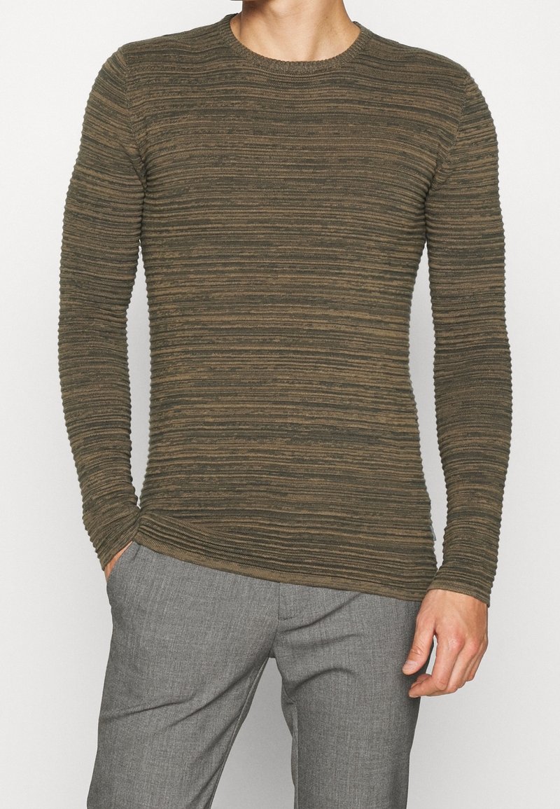 Langärmliges, grün und braun gestreiftes Strickshirt mit rundem Halsausschnitt und gerippten Bündchen, gefertigt aus weichem Stoff und mit einem strukturierten Muster.