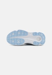 Under Armour INFINITE PRO - Cestná bežecká obuv - distant gray/halo gray/nimbus blue