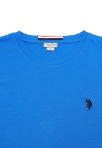 Kék pamut póló kerek nyakkal, bal mellen hímzett polo játékos logóval és csíkozott címkével a gallér alatt.