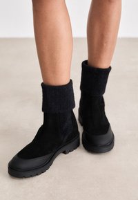 COMBAT MID CHELSEA BOOT - Puszābaki ar platformu - triple black
