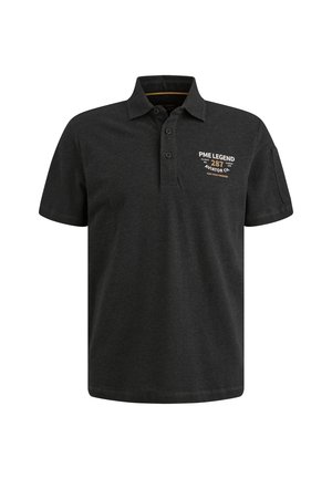 Dunkelgraues Poloshirt aus Baumwolle mit einem Kragen und drei Knöpfen. Es hat gelb-weißen Drucktext auf der linken Brustseite.