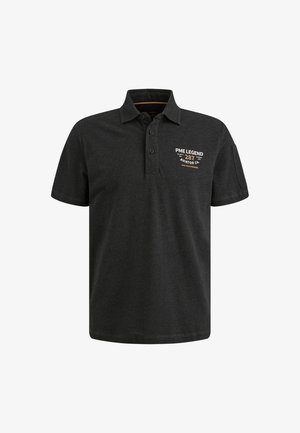 Mørkegrå polo-shirt lavet af bomuld, med krave og tre knapper. Den har trykt tekst i gul og hvid på venstre brystområde.