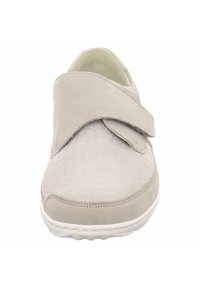 Lichtgrijze schoen met een gestructureerde bovenkant, klittenbandsluiting en rubberen zool. Voorzien van een ronde neus en subtiele stiksels voor extra textuur.