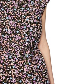 Robe à imprimé floral avec un fond noir, des fleurs multicolores en rose et bleu, des manches courtes, une fermeture à bouton et une taille cintrée.