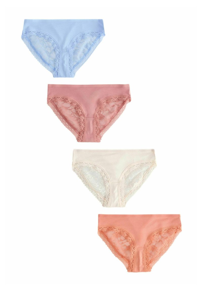 Vier paar damesondergoed in blauw, roze, crème en koraal. Elk heeft een kanten afwerking en een semi-doorzichtige meshpaneel.