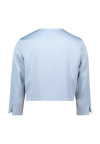 Jasnoniebieska krótka kurtka o gładkiej fakturze, z rękawami 3/4 i bocznymi rozcięciami na końcach, z minimalistycznym wzornictwem.