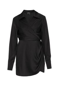 Černé zavinovací šaty s dlouhým rukávem a límcem, s vypasovaným pasem a asymetrickým lemem, vyrobené z hladké, mírně lesklé látky.