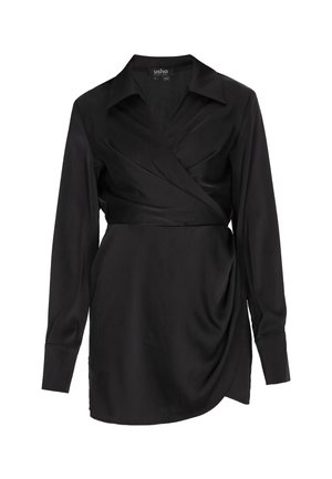 Czarna sukienka kopertowa z długim rękawem i kołnierzykiem, dopasowana w talii, z asymetrycznym dołem, wykonana z gładkiej, lekko błyszczącej tkaniny.