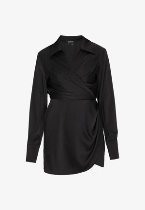 Sort langærmet slå-om-kjole med krave, indsnævret talje og asymmetrisk kant, lavet af glat, let skinnende stof.