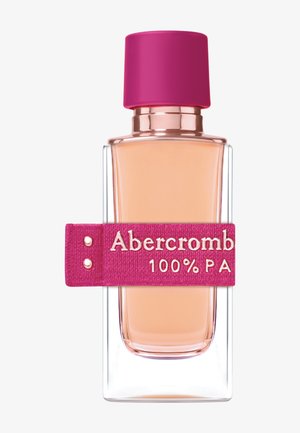 Klar glassparfymeflaske med ferskenfarget væske, roségullhals, knallrosa kork og rosa stoffetikett med teksten "Abercromb 100 % PA".