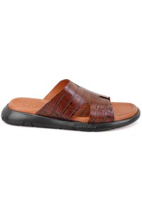 Bruine sandalen met krokodillenpatroon, met een soepele leren bovenkant, open teen en zwarte rubberen zool met gestructureerde accenten.