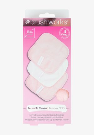 Panni struccanti riutilizzabili in un pacchetto da tre: uno bianco, due rosa chiaro. Morbidi, di forma quadrata, con etichette del marchio in colori a contrasto.