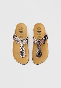 Leopardo rašto sandalai su rudos spalvos zomšine padu, juodu metalo detalėmis ir T formos dirželiu su paminkštinta atrama.