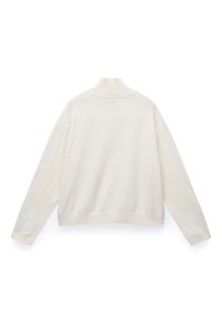 Offwhite strikket sweater med lange ærmer, ribmanchetter, høj krave og ovale teksturerede albuepuder vist bagfra.