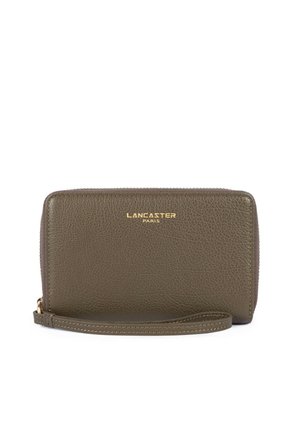 Porte-monnaie bracelet en cuir marron texturé avec logo doré Lancaster Paris et fermeture éclair sur fond blanc.
