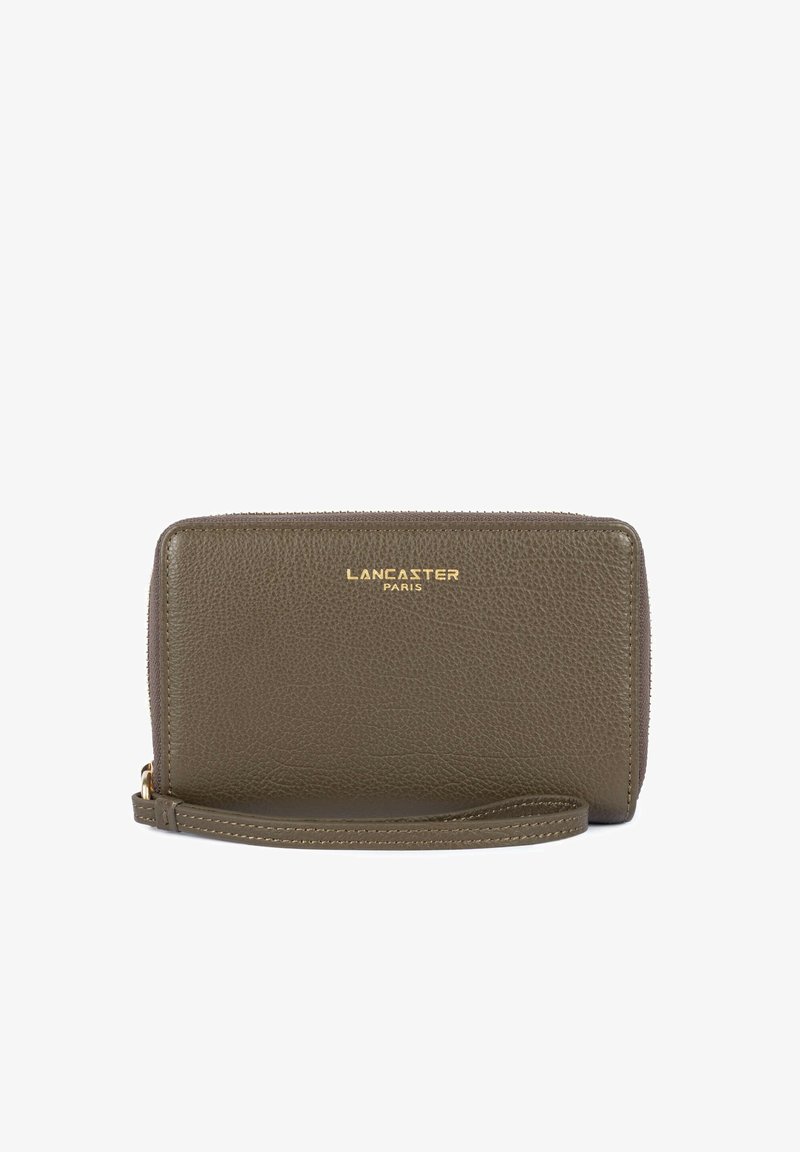 Porte-monnaie bracelet en cuir marron texturé avec logo doré Lancaster Paris et fermeture éclair sur fond blanc.