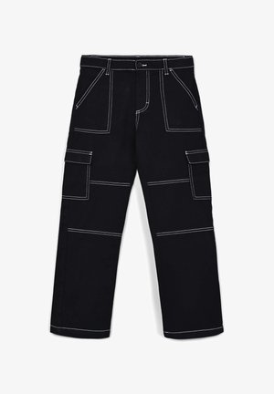 Schwarze Cargo-Hosen mit weißen Nähten, mehreren Taschen und einem lässigen Schnitt. Hergestellt aus robustem Stoff mit einer glatten Textur.