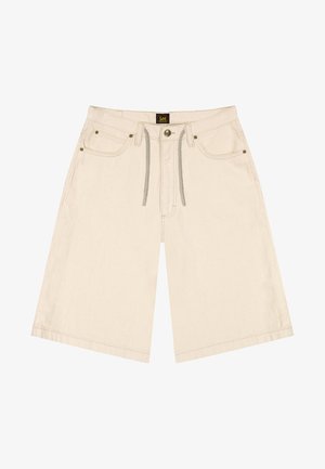 Pantaloni scurți din denim bej, până la genunchi, cu nasture în față, șnur, bucle pentru curea și cinci buzunare, eticheta mărcii Lee pe talie.