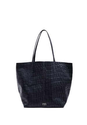 Czarna torba typu tote z tłoczonym wzorem krokodyla, dwoma uchwytami i małym logo "Bimba y Lola" na dole pośrodku.