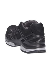 Scarpa sportiva nera con una parte superiore testurizzata, colletto imbottito e una struttura posteriore di supporto, con una striscia bianca sul suola.