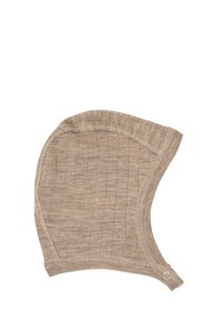 Beżowa dziana czapka o prążkowanej fakturze, zaokrąglonym kształcie i otworze na guzik z boku dla pewnego dopasowania. Miękka, elastyczna tkanina.