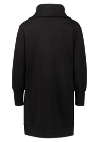 Robe-pull noire oversize avec un col haut, de longues manches bouffantes et des poignets côtelés, fabriquée en tissu doux et texturé.