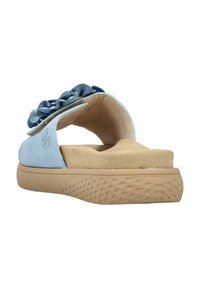 Helleblaue Riemensandalette mit dekorativer dunkelblauer Stoffrüsche, weichem beigem Fußbett, strukturiertem Gummisohle und offenem Fersenbereich.