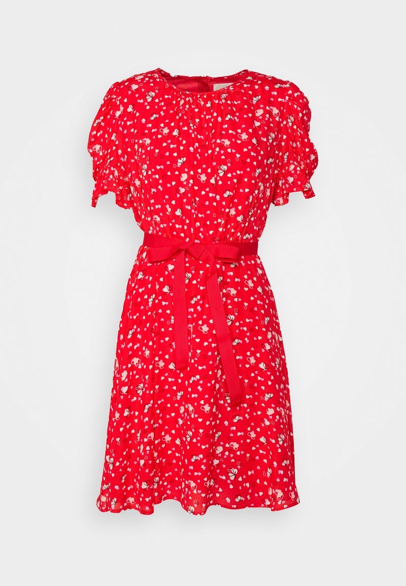 Robe rouge longueur genou avec manches courtes bouffantes, petit motif cœur et papillon blanc, encolure froncée et ceinture assortie à nouer à la taille.
