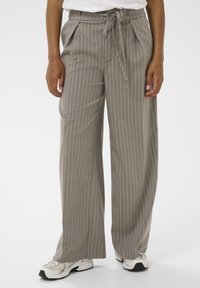 Pantalons larges en tissu gris doux, avec de subtiles rayures verticales crème, une taille à nouer à l'avant et des poches latérales.