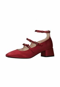 Chaussure à talon haut en satin rouge avec un bout pointu, trois brides réglables à la cheville et un talon bloc poli. Texture lisse, design minimaliste.
